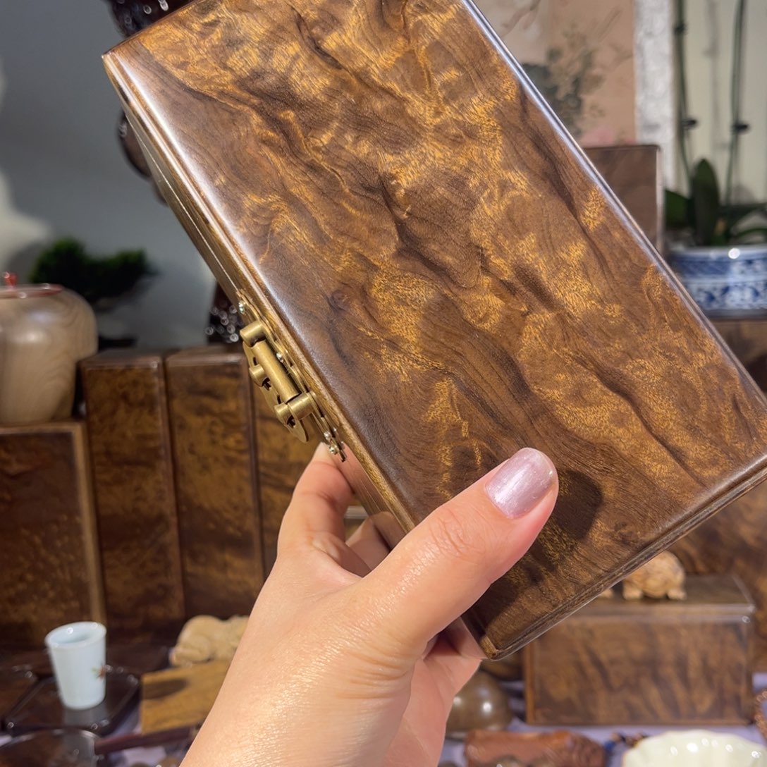 金丝楠阴沉木龙胆纹首饰盒