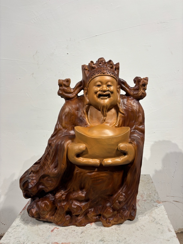 靠香樟木雕刻人物摆件