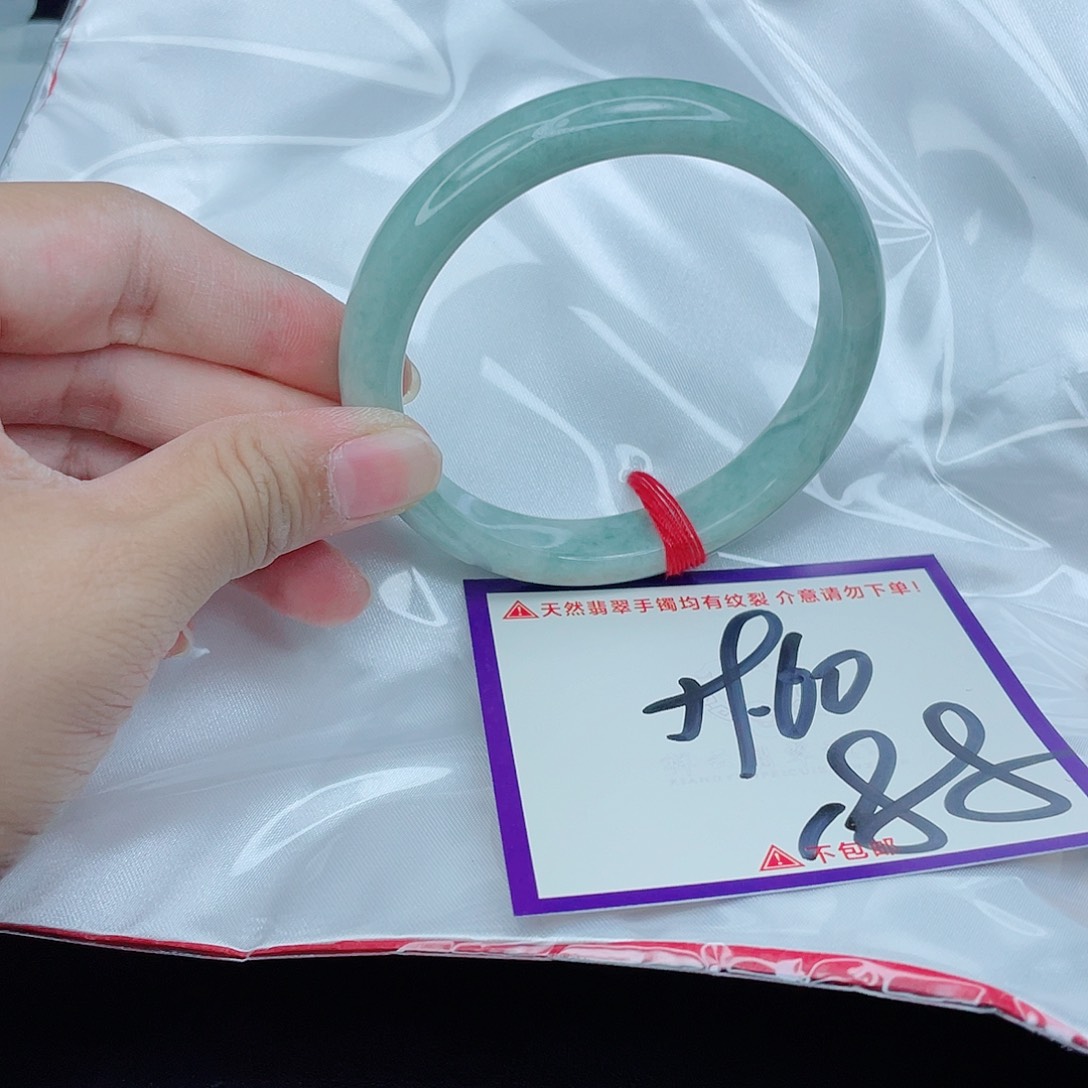 翡翠手镯未镶嵌翡翠