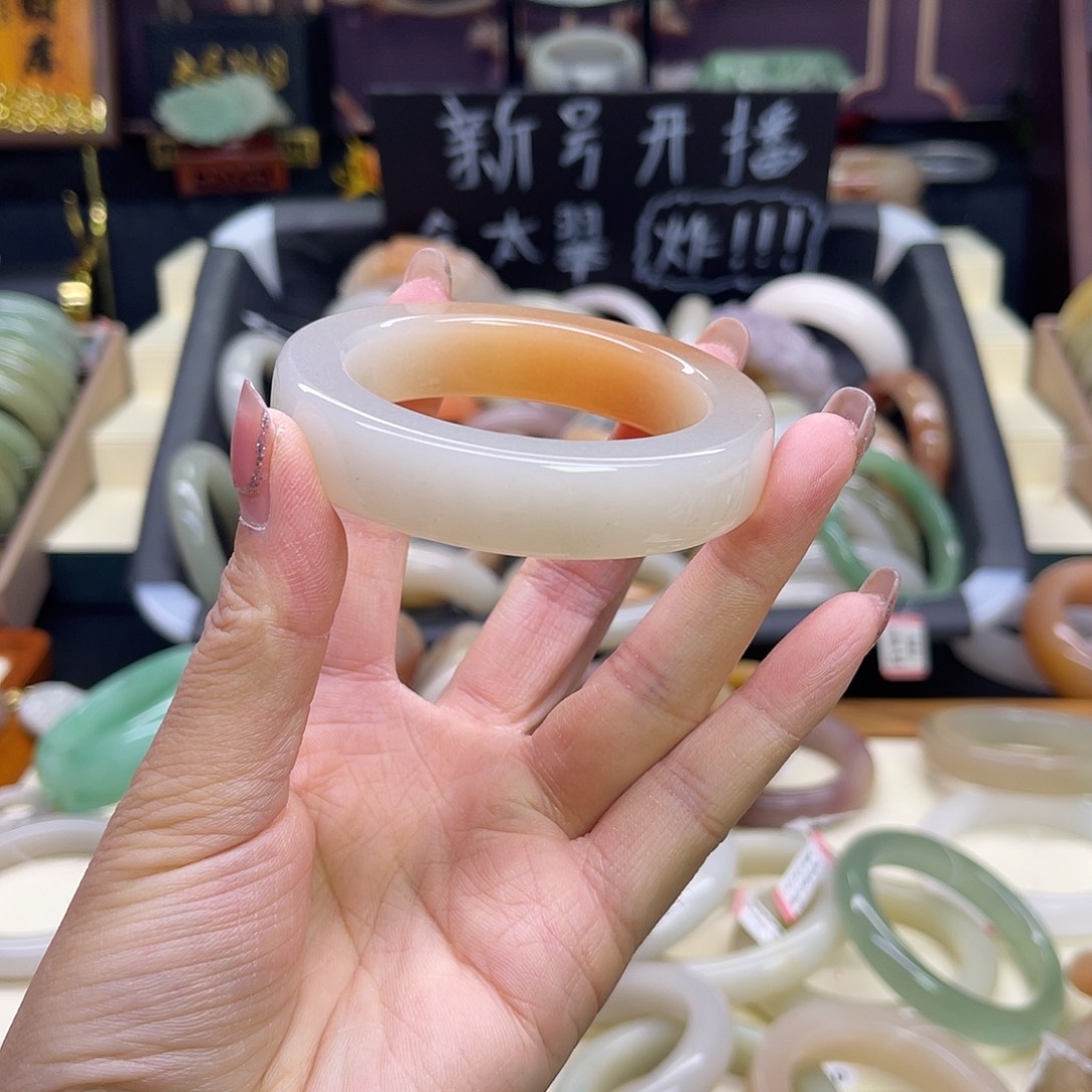 宥***石英质玉未镶嵌手镯