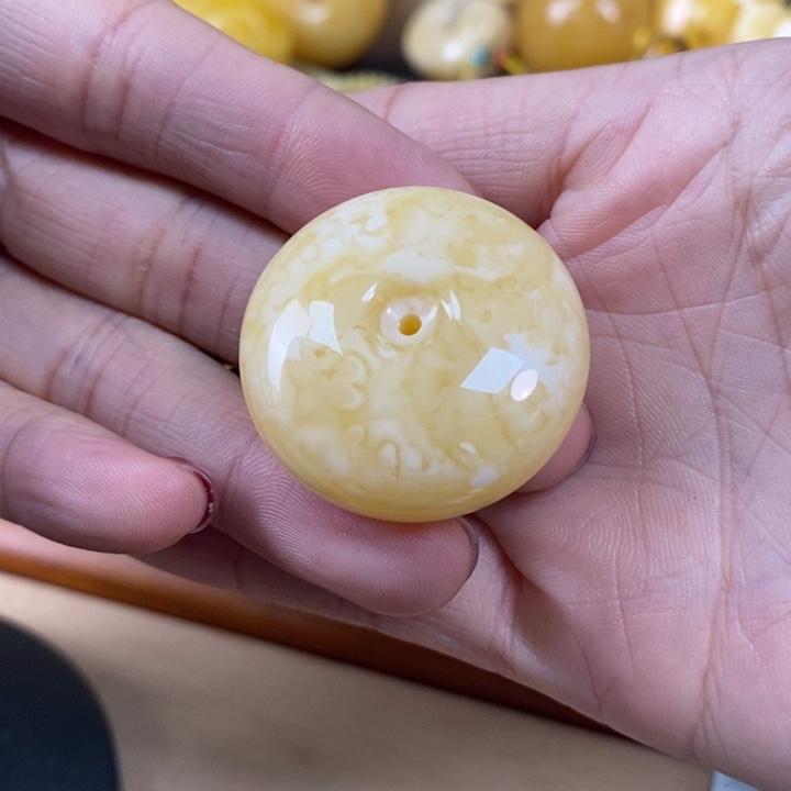 琥珀颈饰未镶嵌平安扣