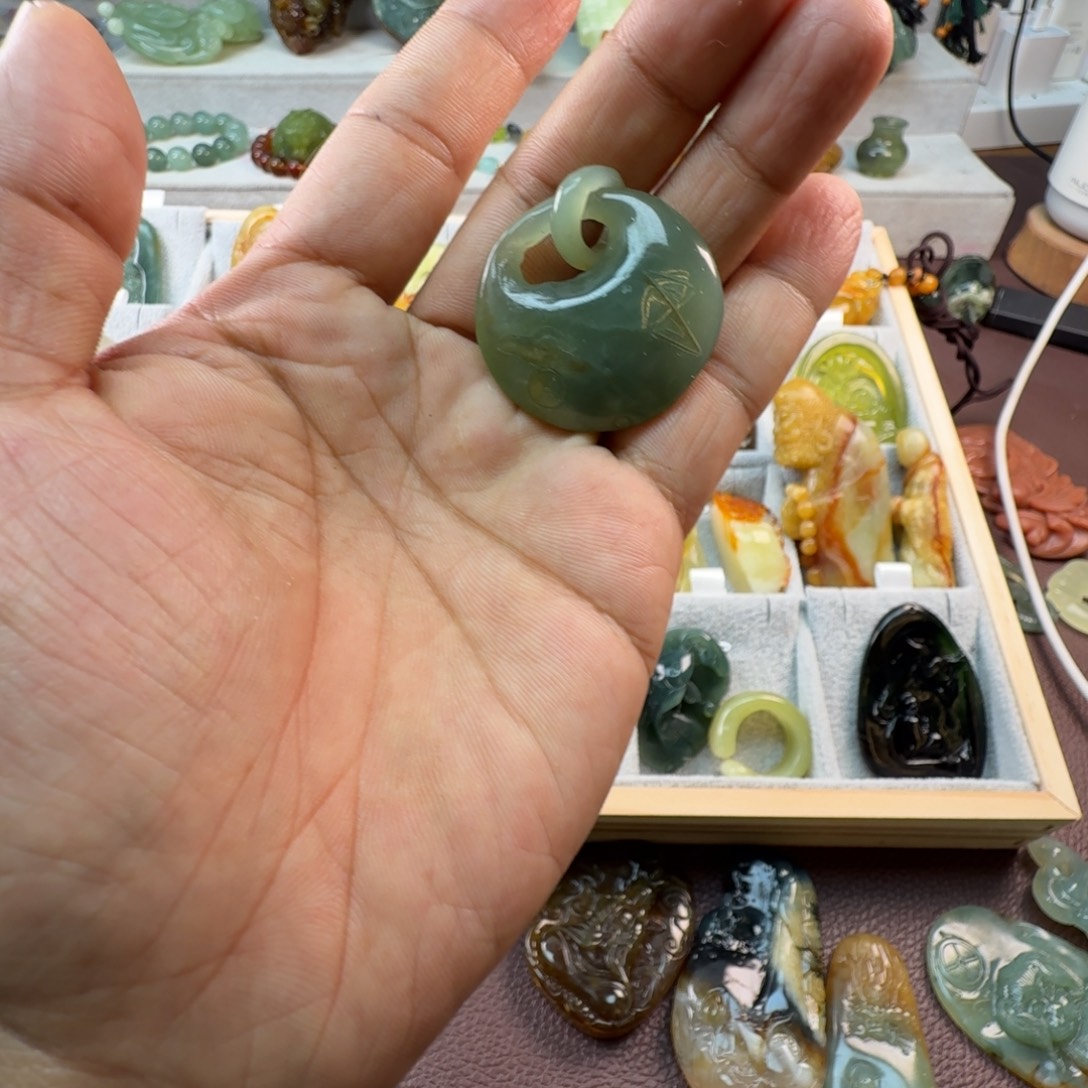 蛇纹石玉未镶嵌颈饰