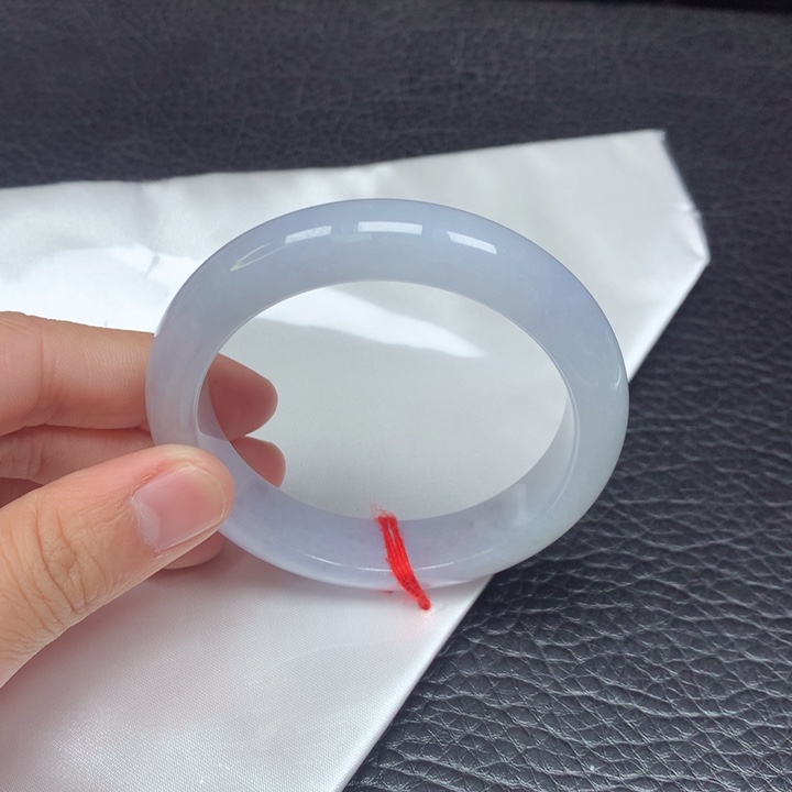 翡翠手镯未镶嵌。