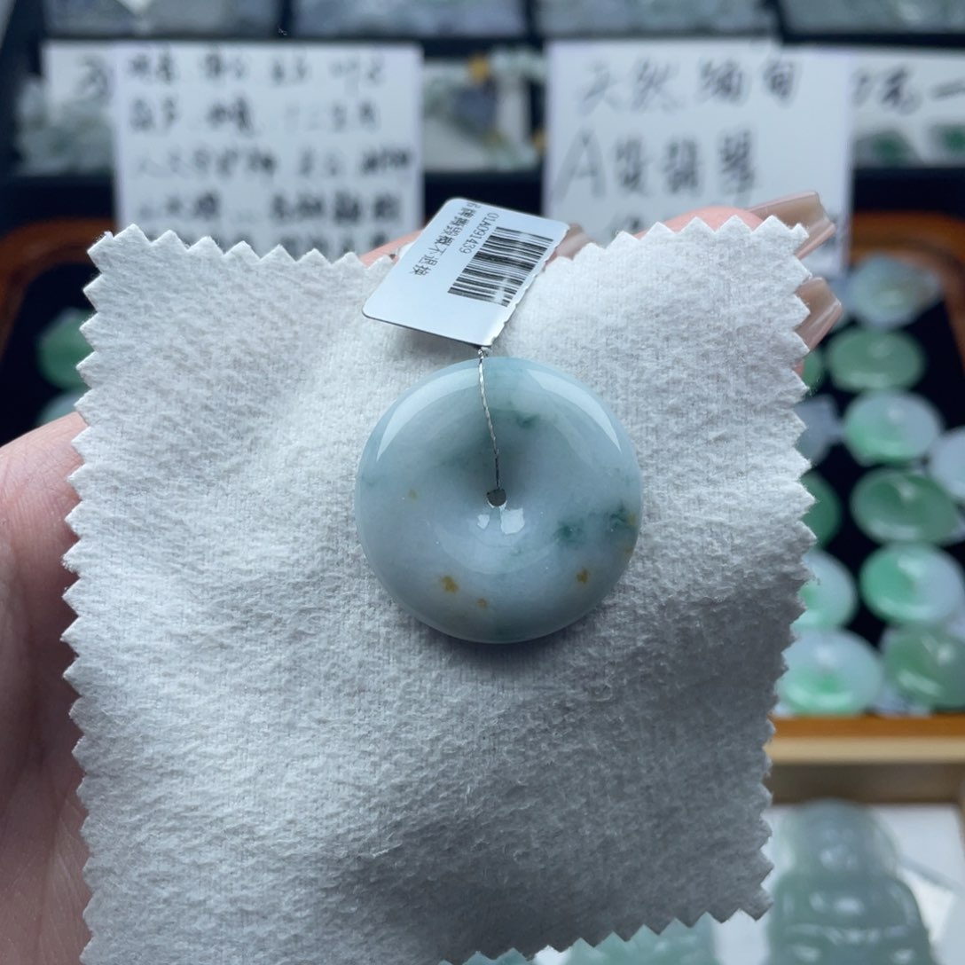 翡翠颈饰未镶嵌平安扣