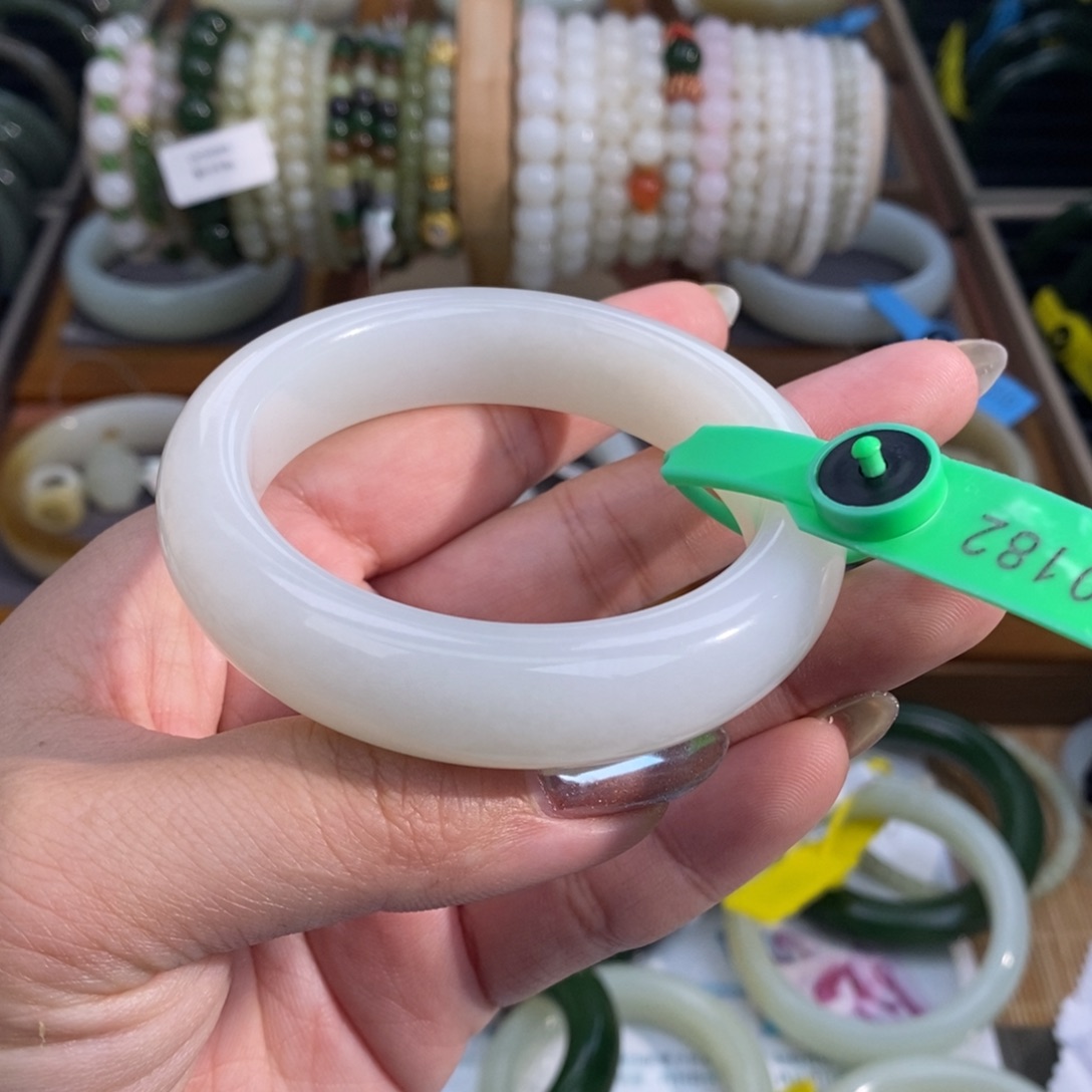 和田玉未镶嵌手镯