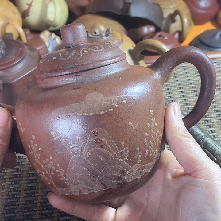 紫砂茶壶原矿泥料手工制作的紫砂壶。
