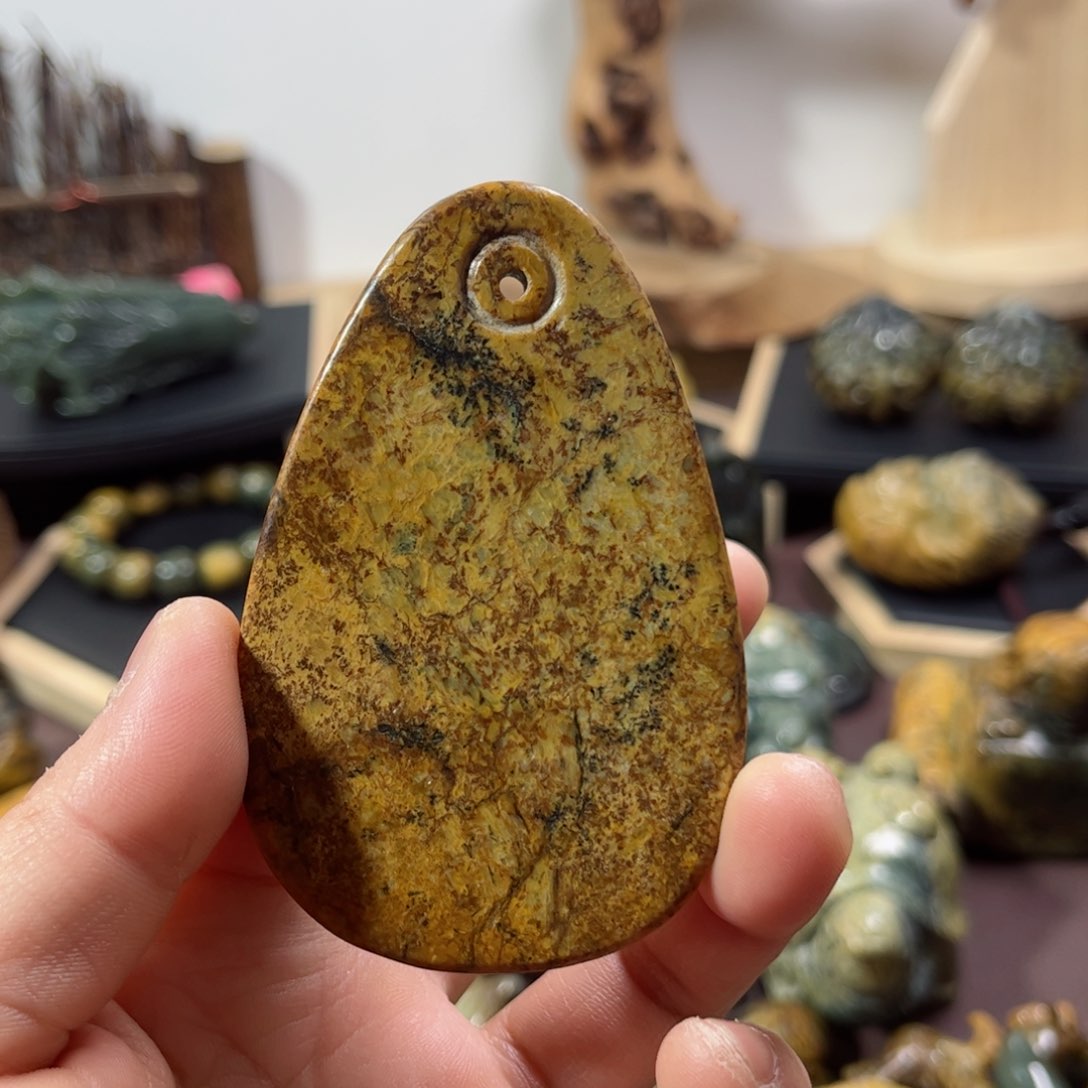 岫岩河磨玉（透闪石质玉）把件未镶嵌