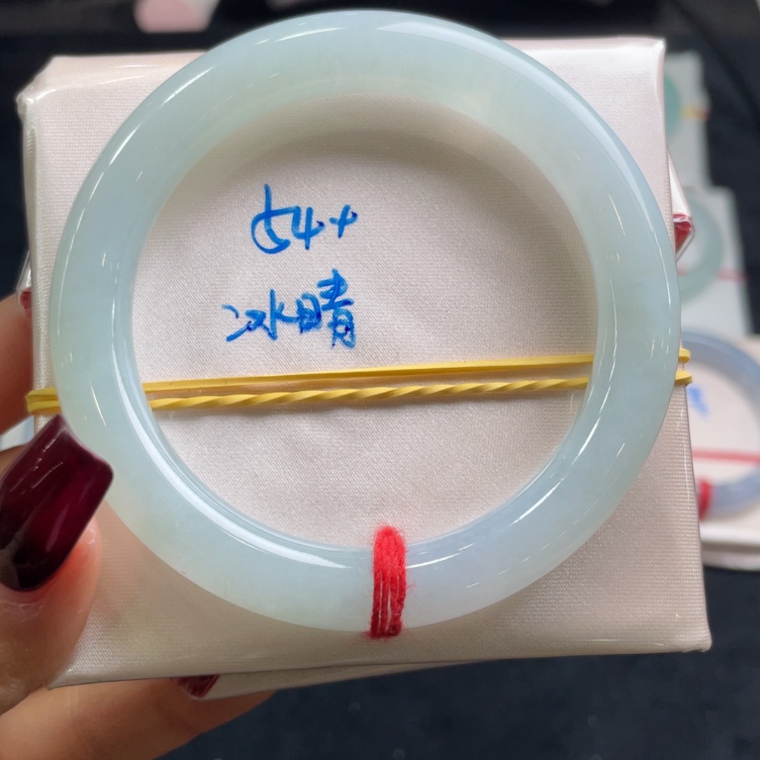 翡翠手镯未镶嵌翡翠手镯