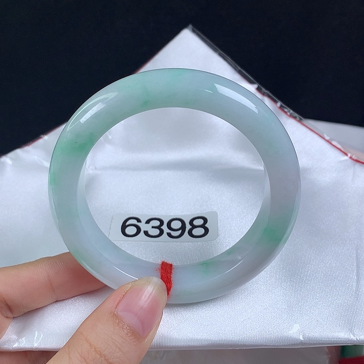 翡翠未镶嵌手镯55圈。清新甜绿