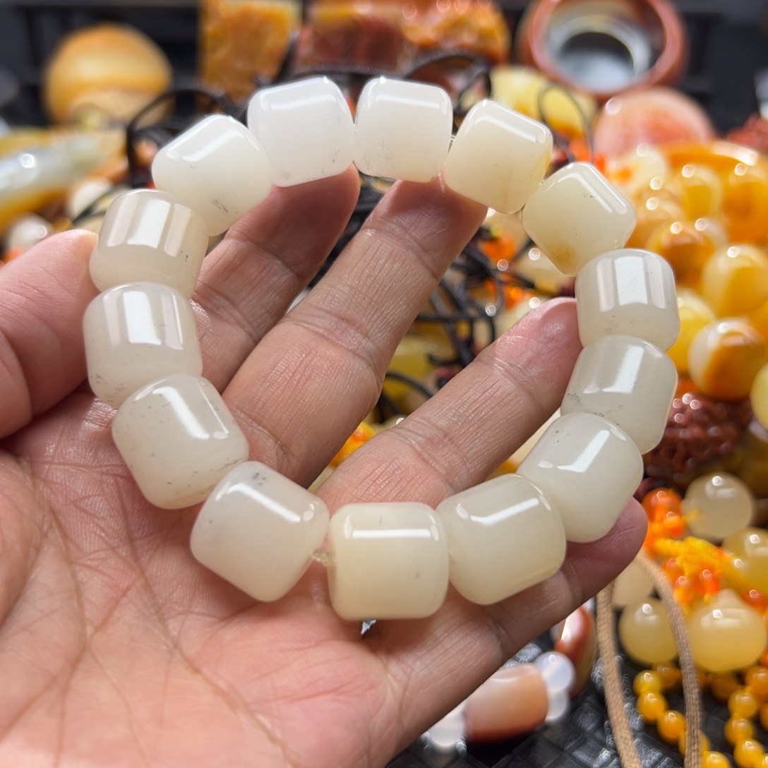 石英质玉未镶嵌颈饰