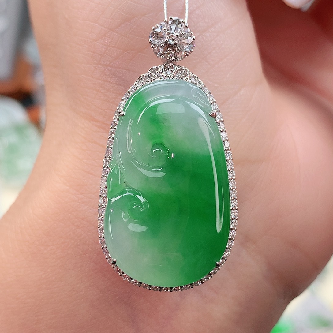 颈饰18K金镶嵌翡翠如意