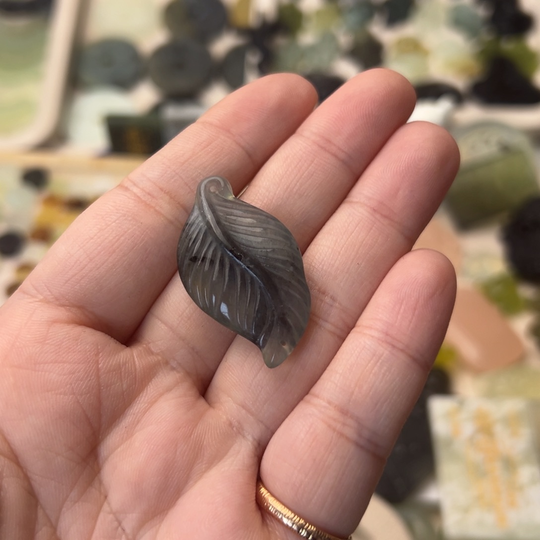 蛇纹石玉颈饰合金