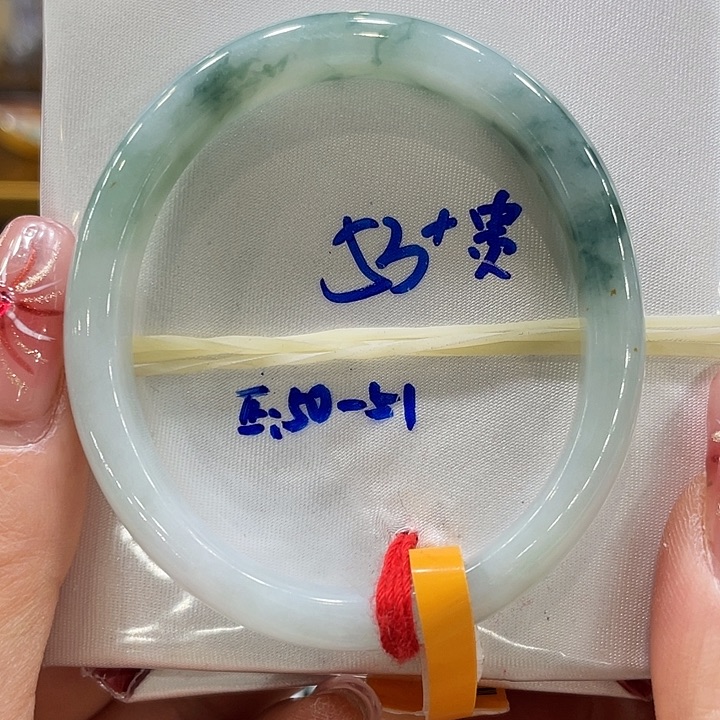 翡翠手镯未镶嵌翡翠手镯