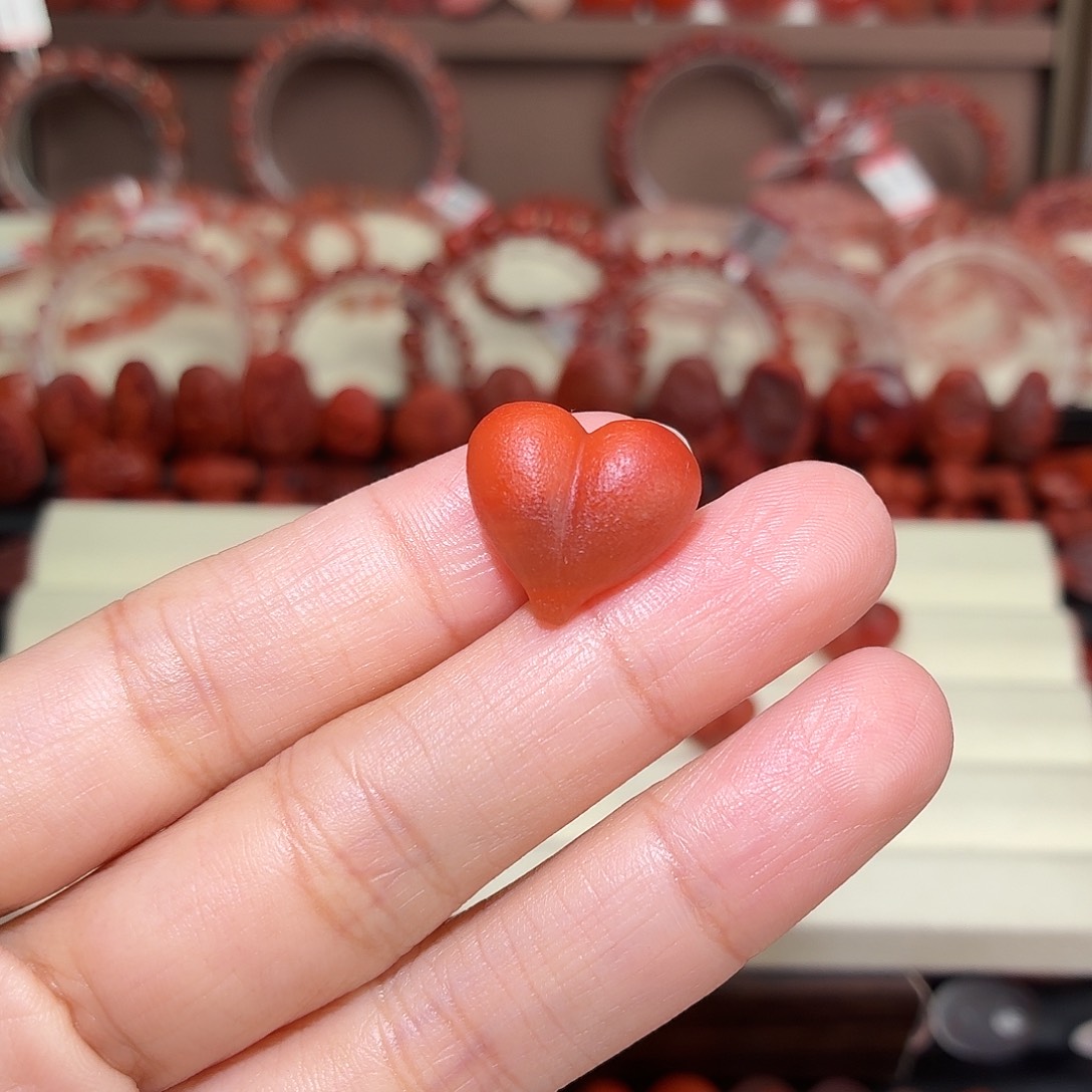 *****南红玛瑙未镶嵌颈饰屁桃心