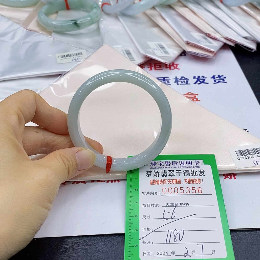 翡翠手镯未镶嵌翡翠手镯