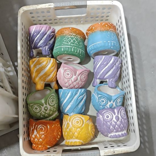 当场拍满15元发货不凑不发，花盆盆口不方不圆有针孔黑点是正常的，