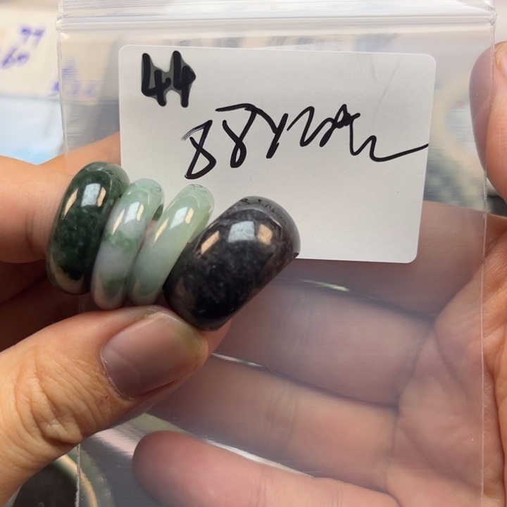 翡翠戒指未镶嵌明天