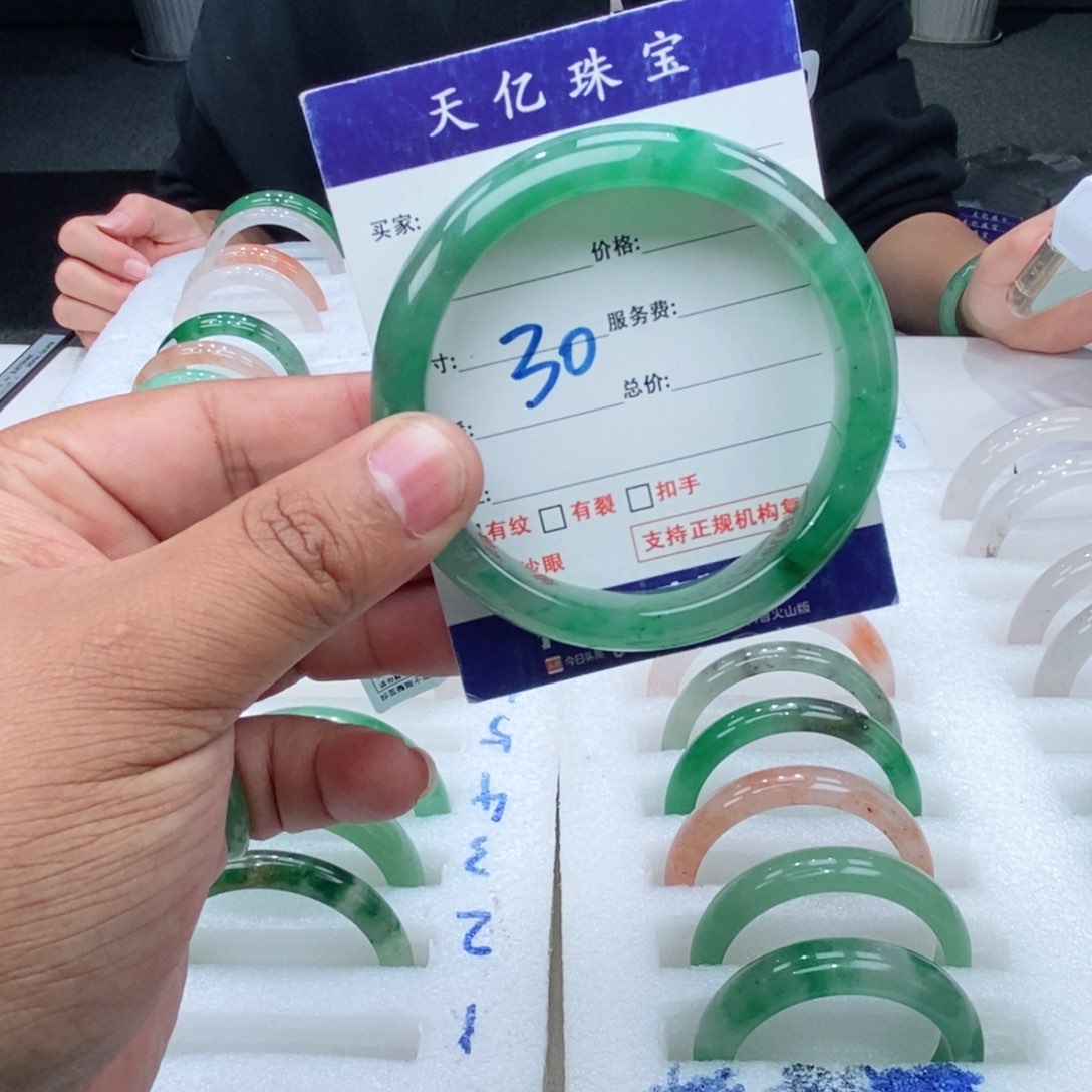 未镶嵌手镯石英质玉60+
