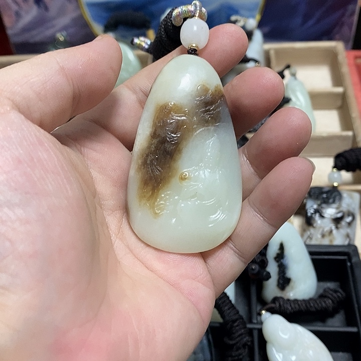 哈***m和田玉未镶嵌颈饰