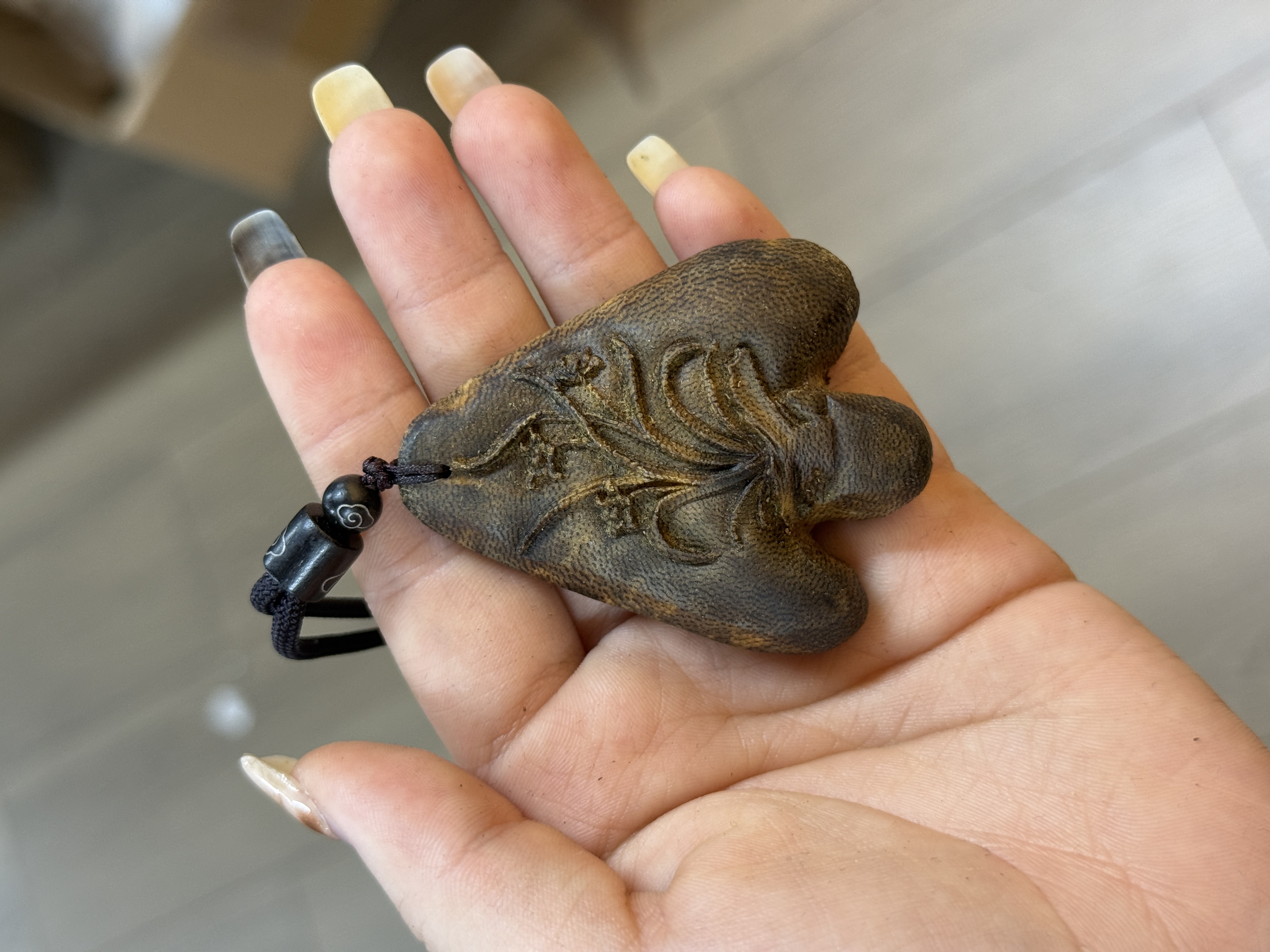 沉香【沉香女儿珍藏系列】海南野包头兰花雕刻牌发一个11