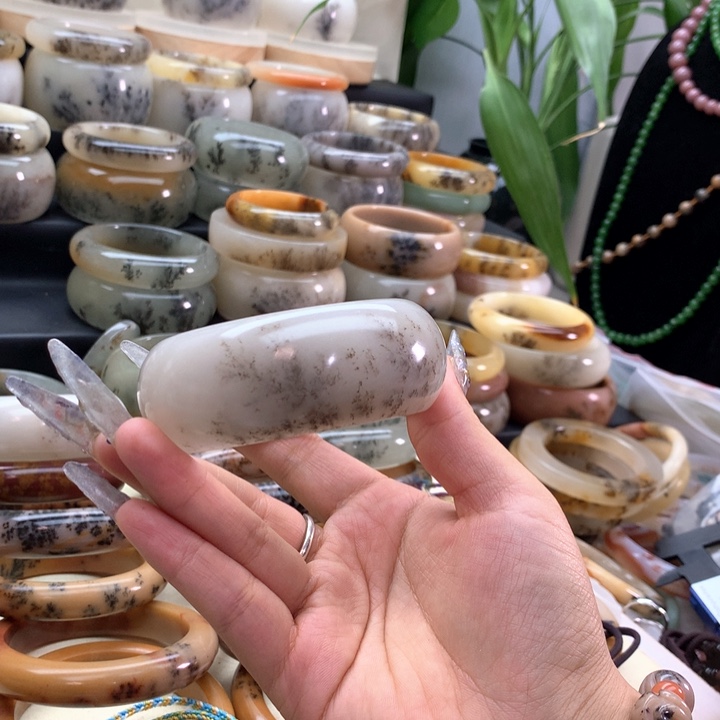 爱****石英岩玉未镶嵌手镯