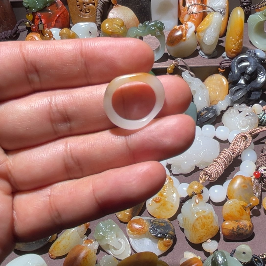 王***火和田玉未镶嵌颈饰