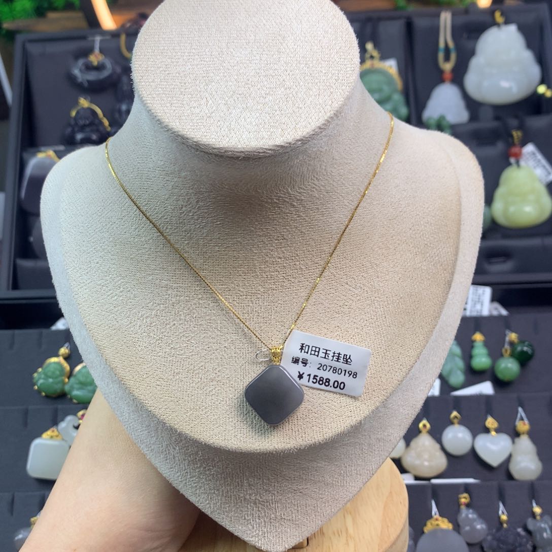 和田玉吊坠18K金镶嵌