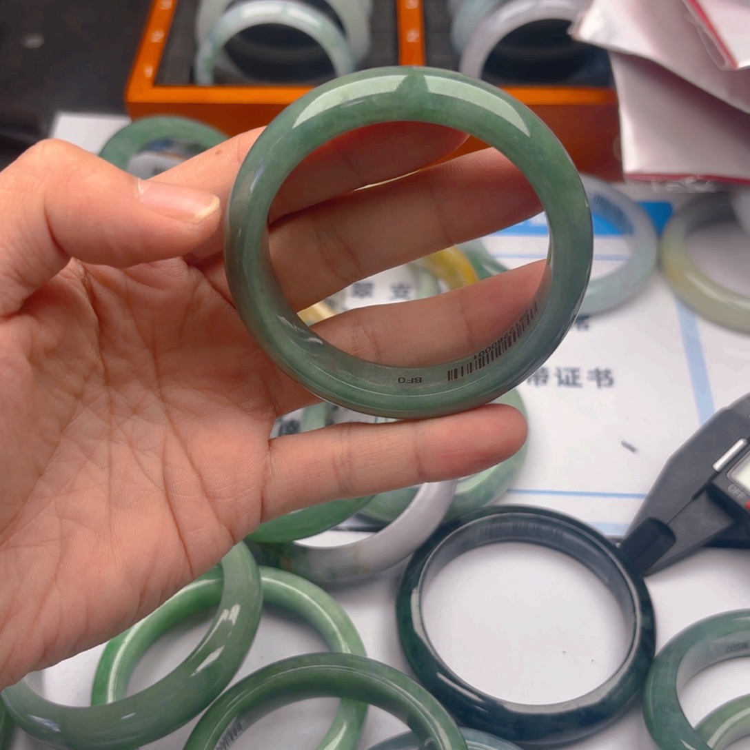 翡翠未镶嵌手镯5657x4. 84