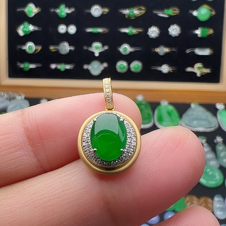 翡翠18K金镶嵌颈饰蛋