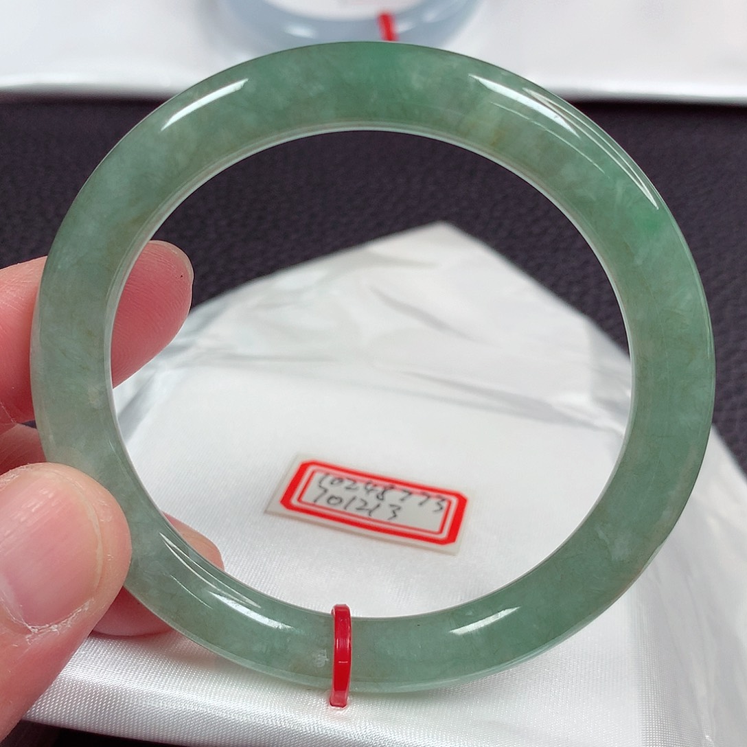 翡翠手镯未镶嵌天然翡翠手镯