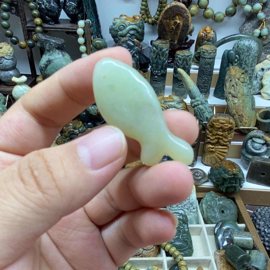 未镶嵌岫岩老玉（透闪石质玉）把件