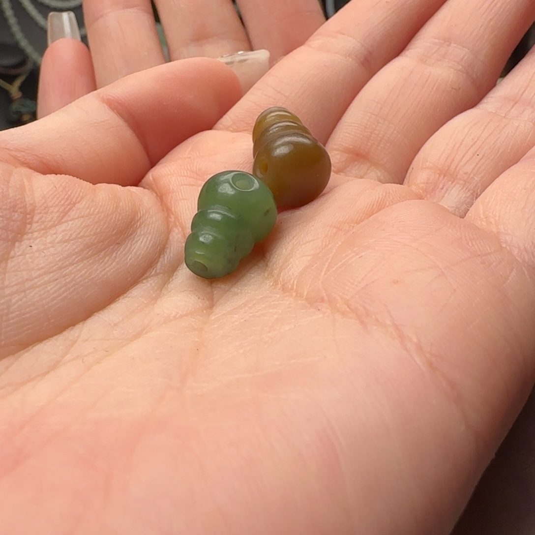 豆***姐和田玉未镶嵌颈饰