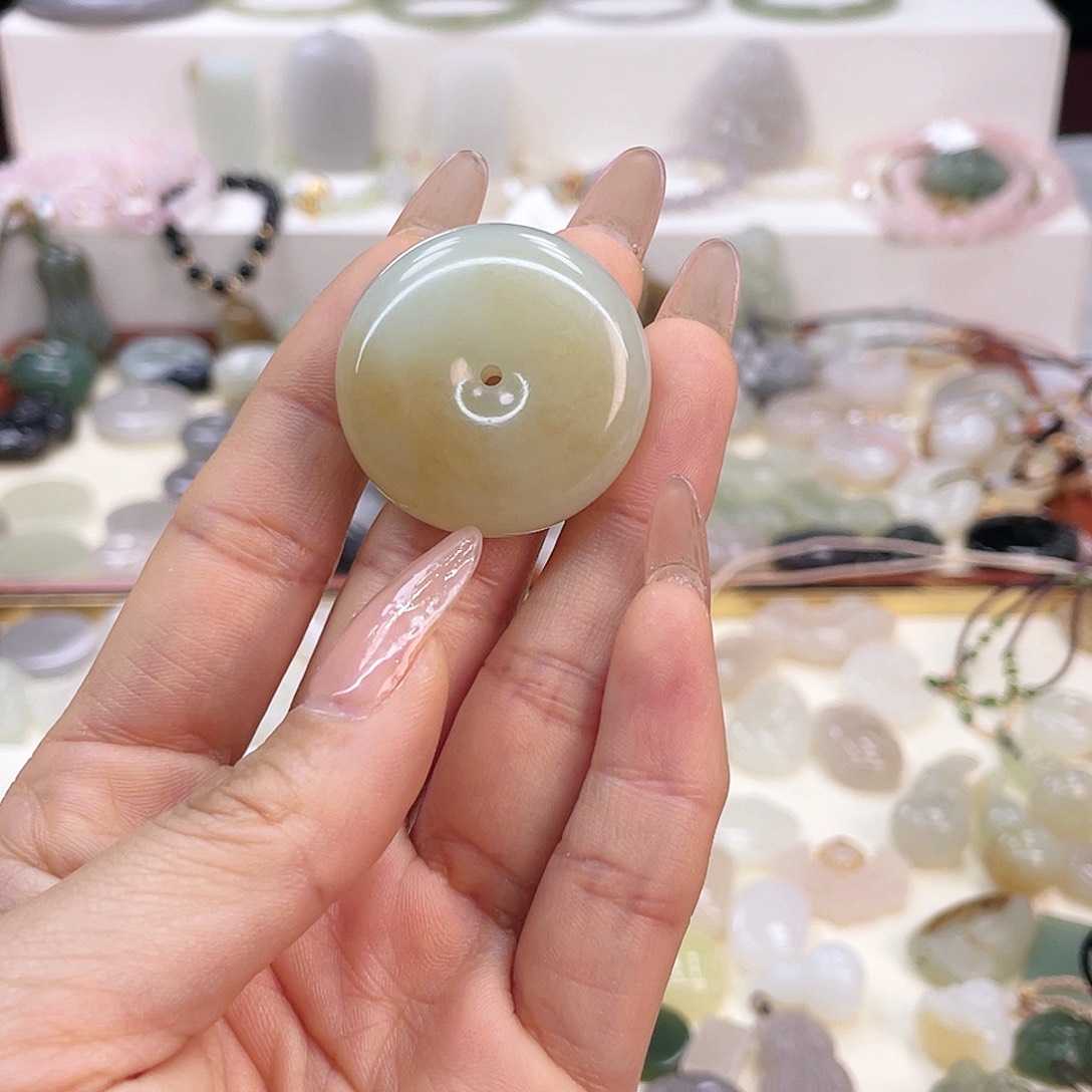 【闪购商品】和田玉吊坠(赠链)未镶嵌沟*