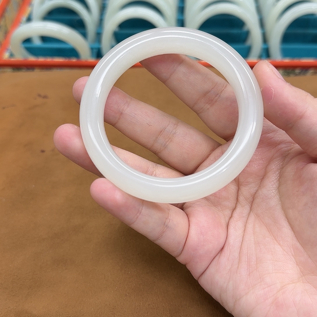 多****和田玉（糖玉）未镶嵌手镯