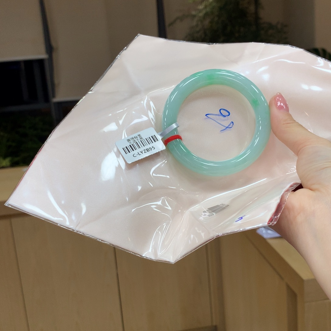 翡翠手镯未镶嵌不退不换