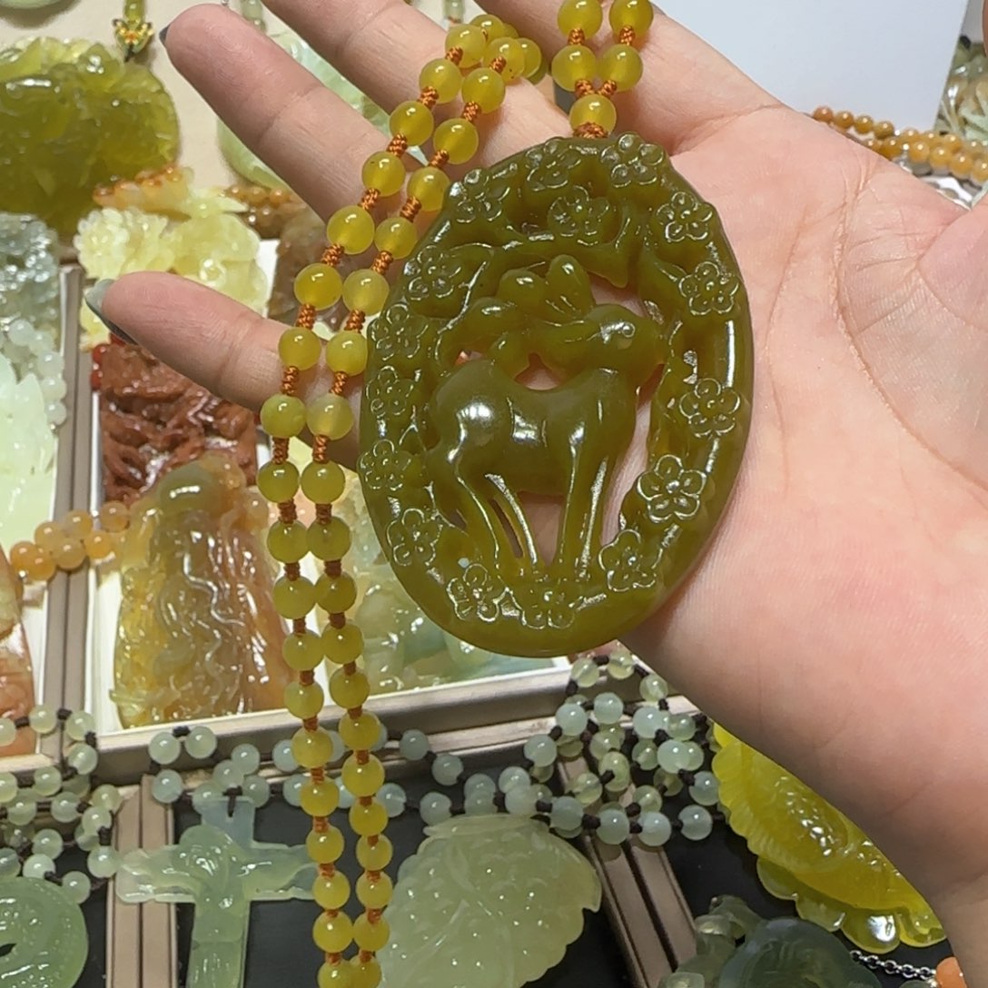 未镶嵌蛇纹石玉吊坠