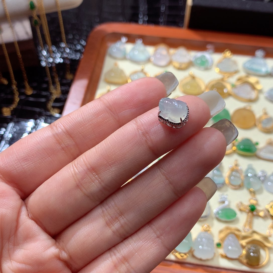 翡翠颈饰18K金镶嵌一****_翡翠