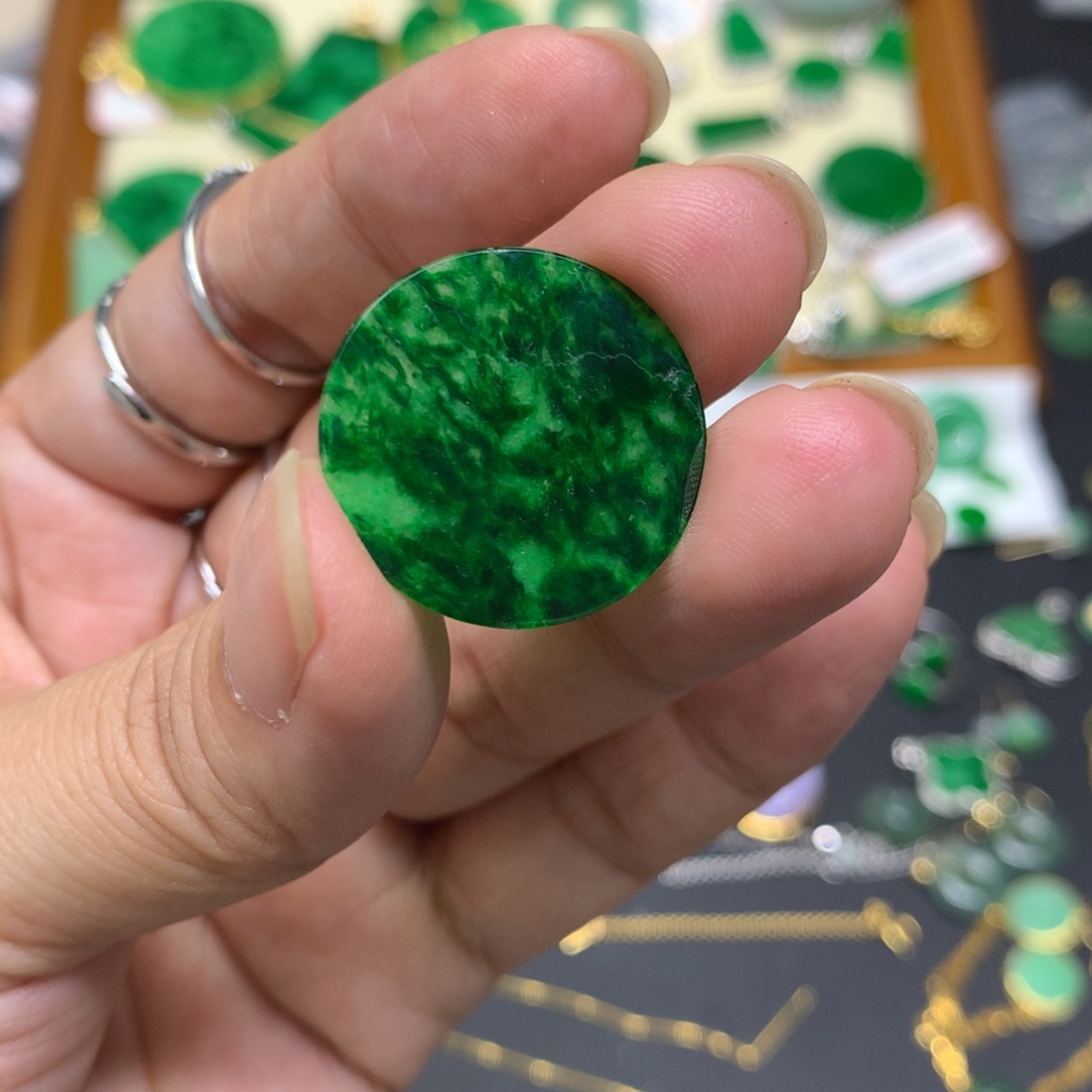 翡翠未镶嵌颈饰有纹裂