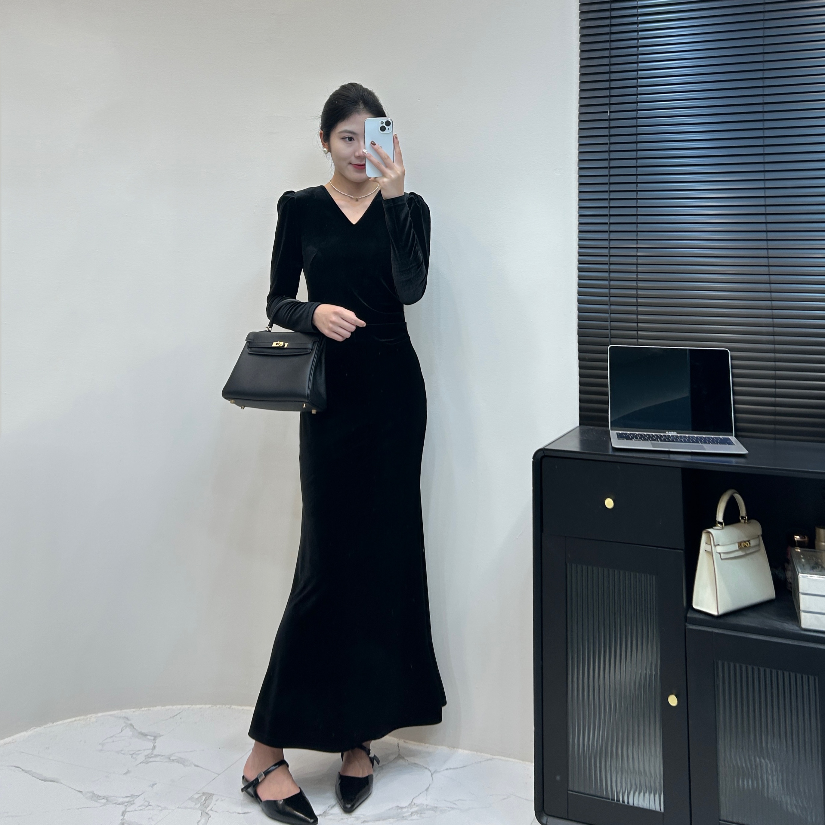 大宝姐2025秋季V领丝绒长袖显瘦黑色镜面修身设计师款鱼尾连衣裙
