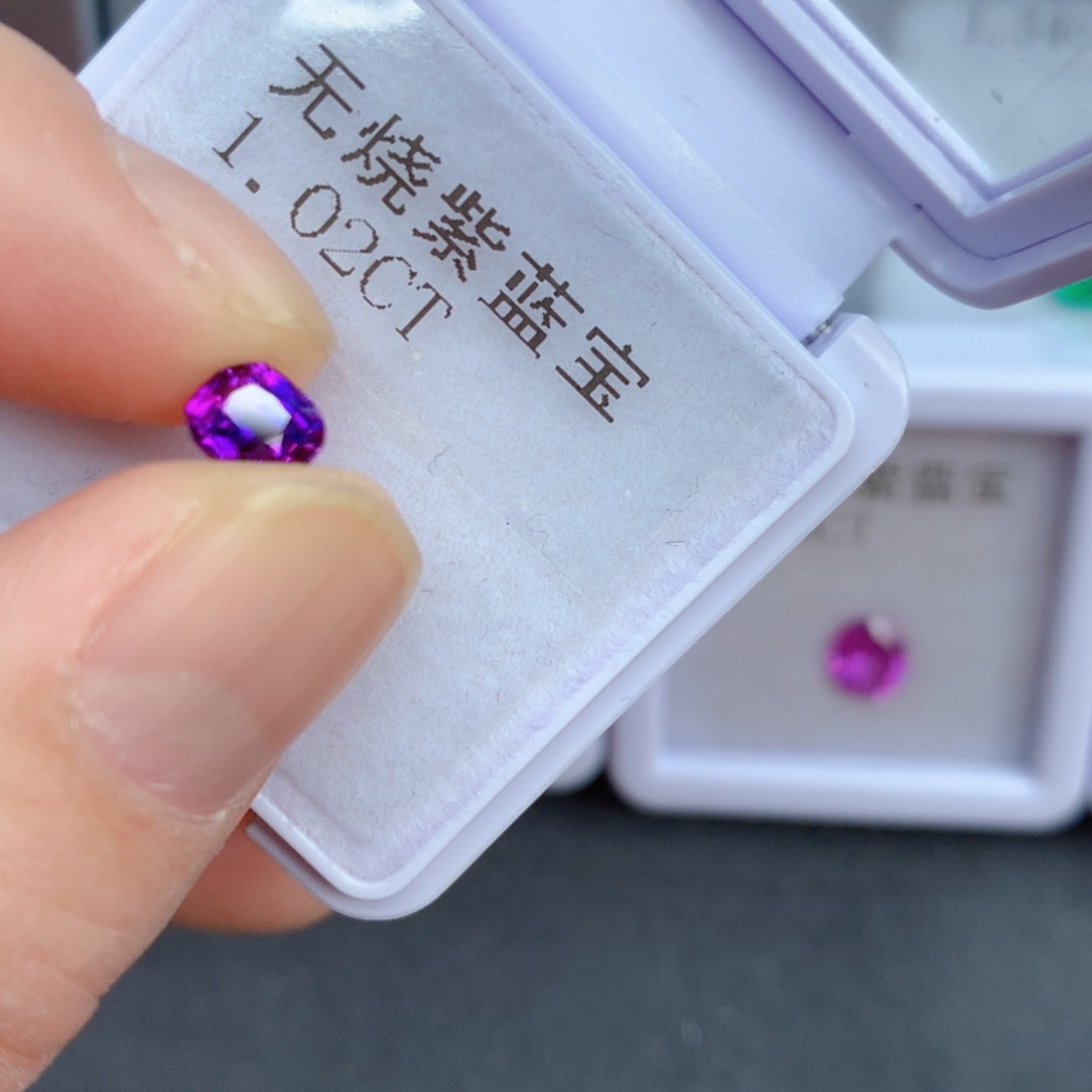 1.02克拉裸石彩色蓝宝石未镶嵌
