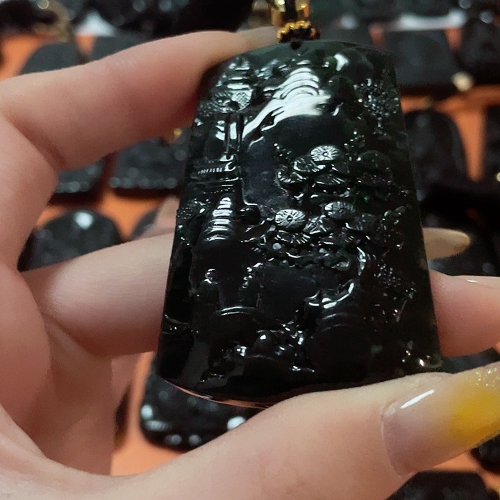 翡翠颈饰未镶嵌大*。