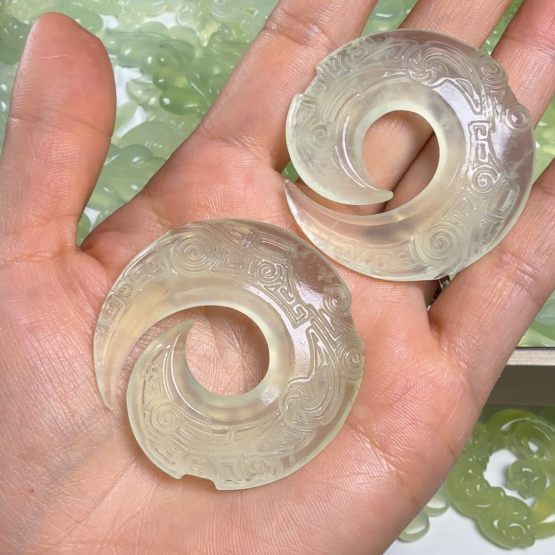 君***豪蛇纹石玉未镶嵌颈饰