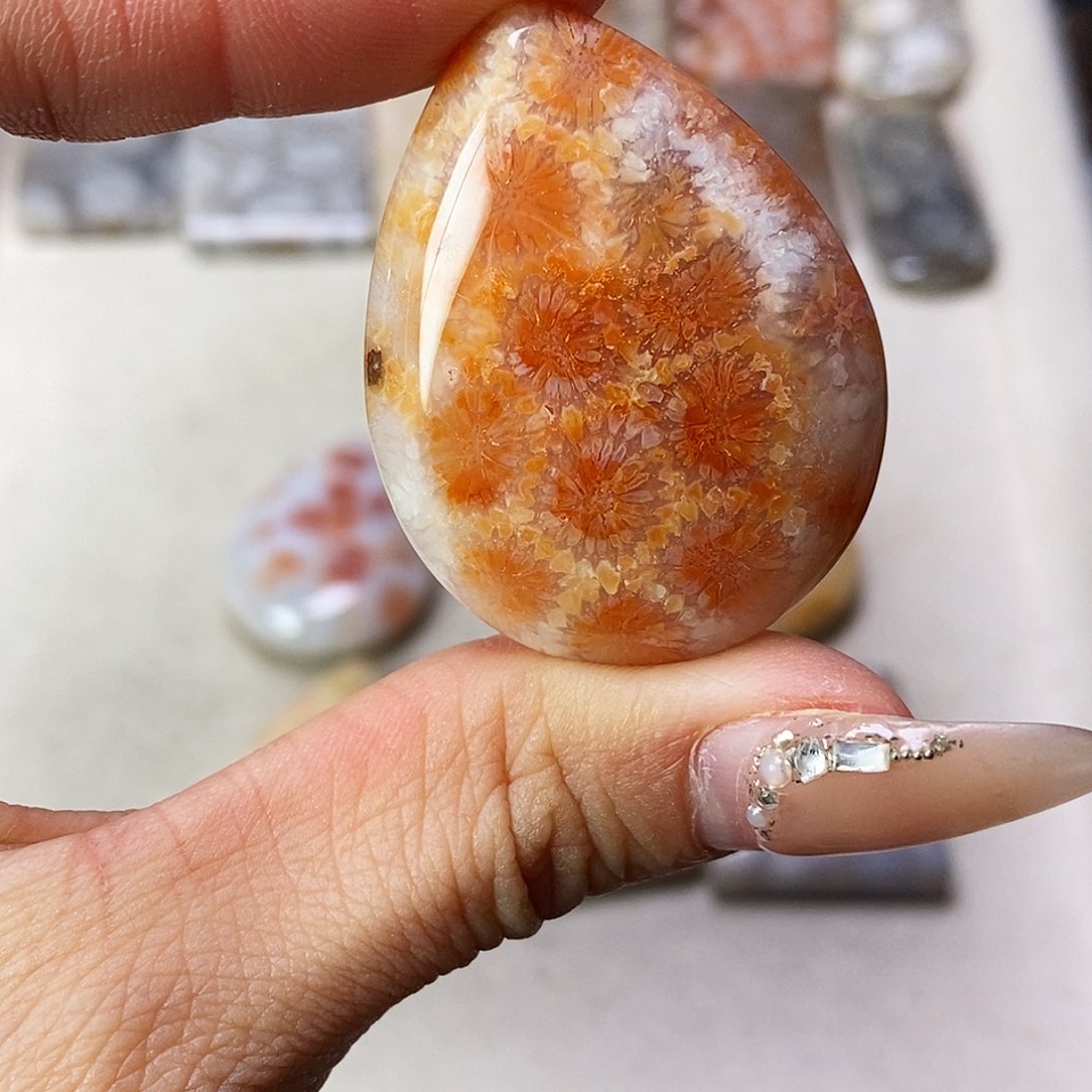 查罗石合金颈饰?