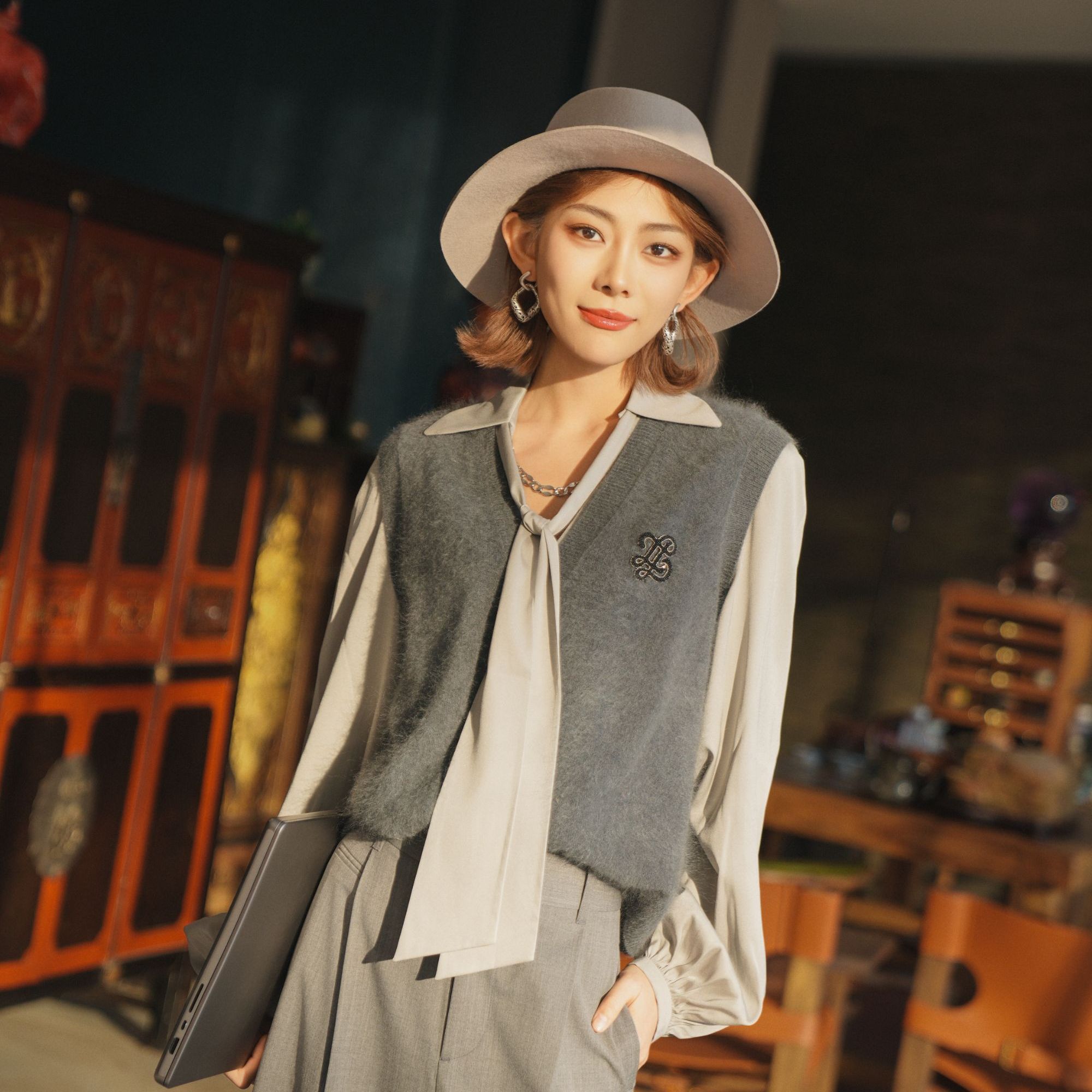 limil/丽米儿大溪地灰顶奢拉毛羊绒V领宽松开襟针织马甲948014