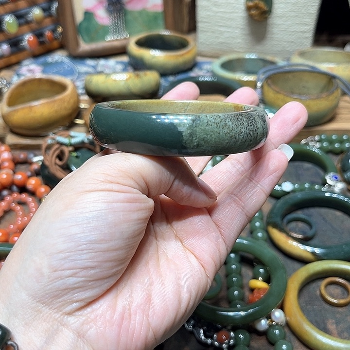 岫岩河磨玉（透闪石质玉）手镯未镶嵌龙*