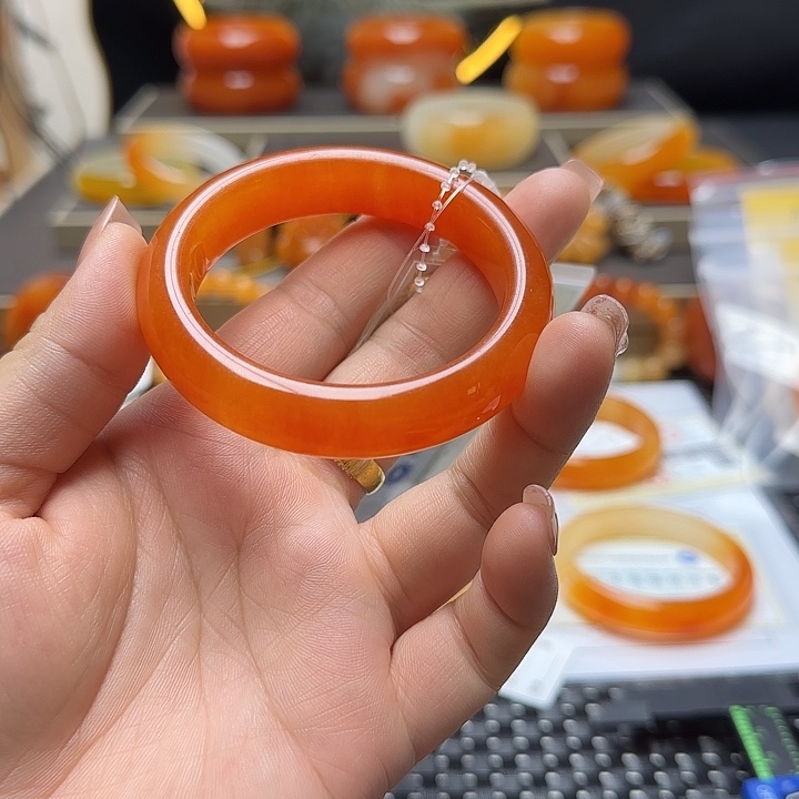 石英质玉（黄龙玉）未镶嵌手镯强**笑