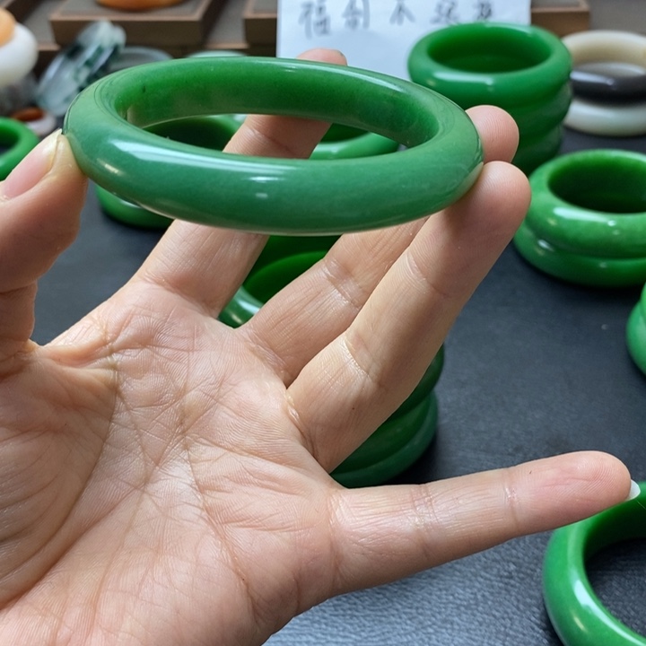 石英质玉未镶嵌手镯炎*