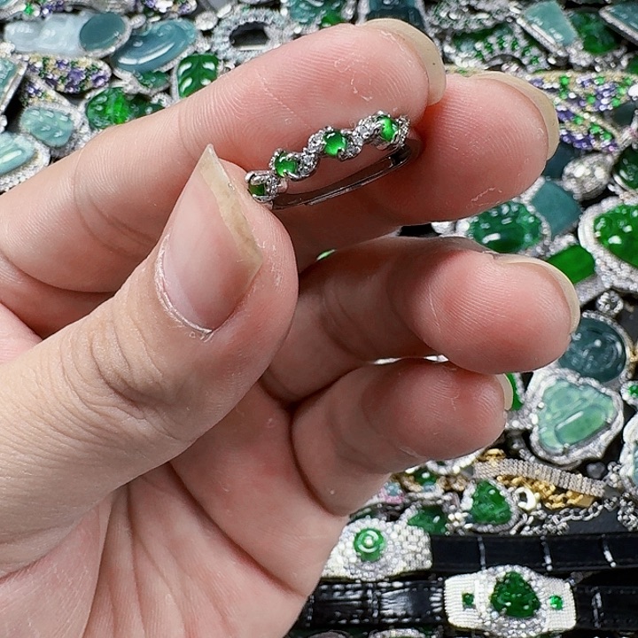 翡翠颈饰未镶嵌天然A货翡翠放漏