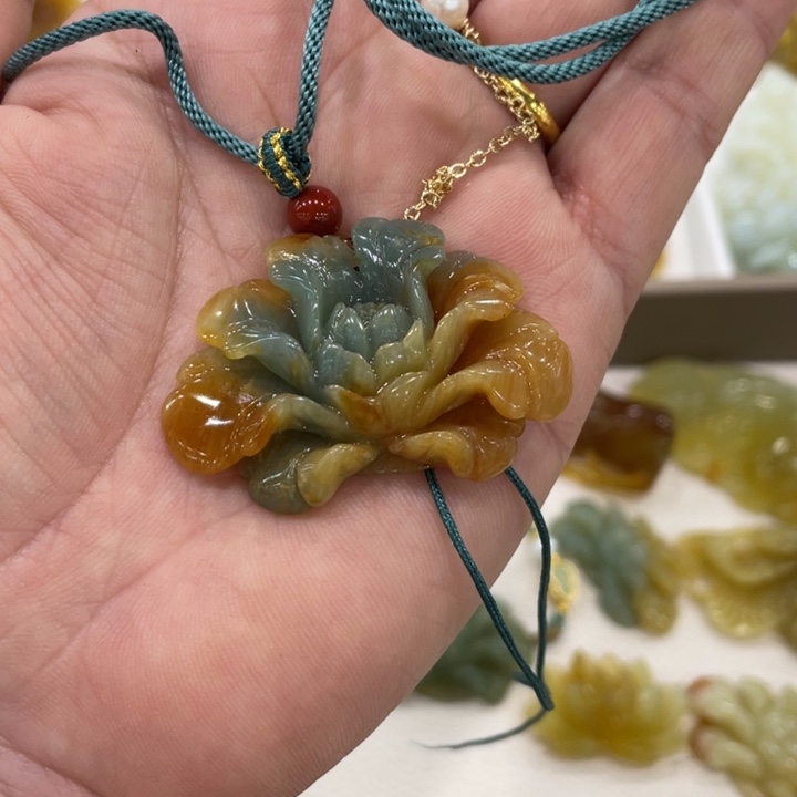 浅***月蛇纹石玉合金颈饰