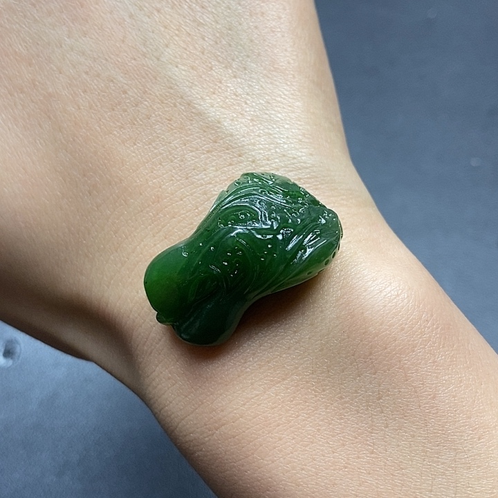 颈饰未镶嵌和田玉이**.